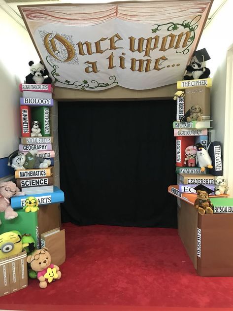 Book Fair Photo Booth, Book Week Decorations Decorating Ideas, Literacy Week Decorations, Book Week Art Activities, Book Fair Setup Display Ideas, Library Trunk Or Treat Ideas, Trunk Or Treat Library Theme, Book Fair Themes Library Displays, Book Theme Door Decorations