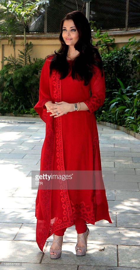 Indian Bollywood film actress Aishwarya Rai Bachchan celebrates her 40th birthday with the media at Janak bungalow in Mumbai on November 1, 2013. Indian Fancy Dress, ऐश्वर्या राय, डिजाइनर कपड़े, Design Kurta, Churidar Designs, Casual Indian Fashion, Salwar Kamiz, Kurti Designs Party Wear, Kurta Designs Women