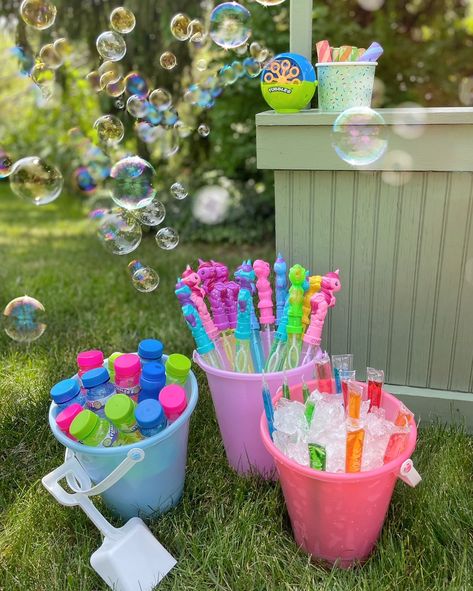 Kids Party Activities, Last Day Of School Party, Barbie Pool, Kids Summer Party, Barbie Pool Party, School Party Ideas, Splash Party, Pool Party Kids, Beach Birthday Party