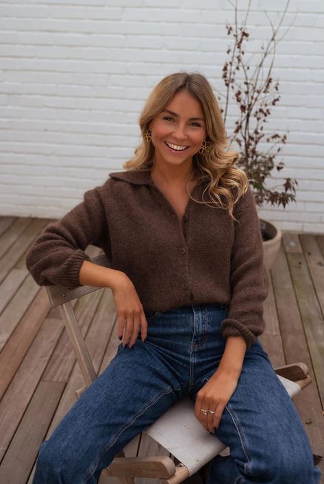 Chocolate Jules Sweater – Easy Clothes North America Dark Jeans Outfit, Chocolate Brown Sweater, Outfits For Women 2023, Clothes Europe, Fall Outfits For Women, Jeans Outfit Winter, Stylish Fall Outfits, Parisian Women, Brown Outfit