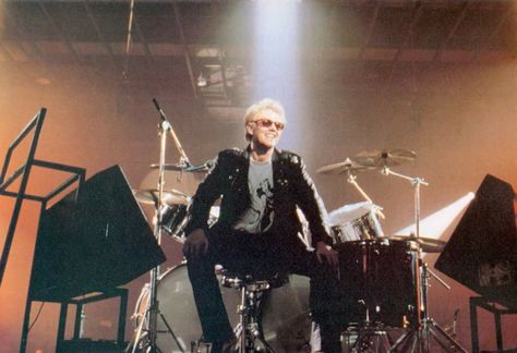 Roger Taylor on the set of the promotional video for 'I Want It All' at Elstree Studios in March 1989. Photo by Richard Young Tumblr, Roger Taylor 80s, Rogers Drums, Queen Drummer, Princes Of The Universe, Roger Taylor Queen, Queen Ii, 90s Rock, Queen Poster