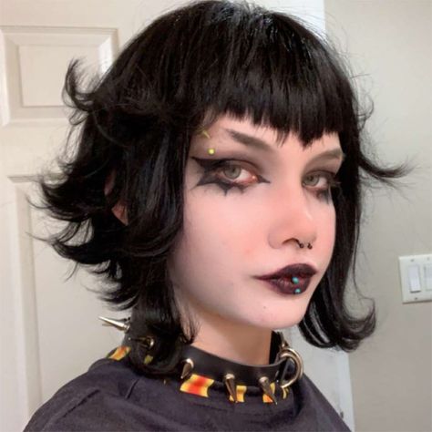 V Bangs Goth Short Hair, Short Haircuts Alternative, Goth Bangs Short Hair, Short Goth Bangs, Short Goth Hair With Bangs, Short Gothic Hairstyles, V Bangs Short Hair, Goth Haircut Short, Short Alt Hair With Bangs