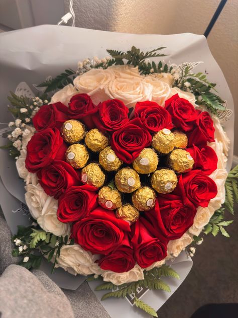 White And Red Roses Bouquet Aesthetic, Birthday Flowers Bouquet With Chocolate, Ribbon Roses With Chocolate, Chocolate With Roses Bouquet, Ramo With Chocolate, Roses And Chocolate Gift Flower Bouquets, Valentine Gifts Flowers Bouquet, Ramo Valentines, Valentine's Flowers Bouquet