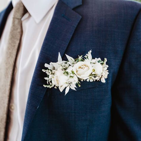 Boutonniere Diy, Flower Pocket Square, Boutineer Wedding, Pocket Boutonniere, Square Images, Flower Pocket, White Pocket Square, White Boutonniere, Pocket Square Wedding