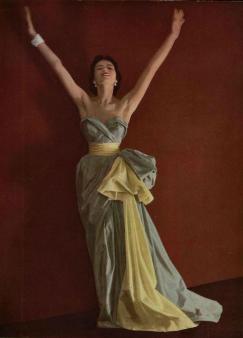 Dior gown, L'officiel de la mode 1950 no 337-338 Putao, Couture Evening Gowns, Poses Modelo, Dior Dresses, Dior Gown, Cristian Dior, 1950 Fashion, Moda Retro, Fashion 1950s