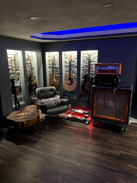 Basement Band Room Ideas, Fun House Projects, Guitar Room Aesthetic Dark, Guitar Office Room, Music Studio Room Ideas Small Spaces, Guitar Room Ideas Small Spaces, Home Guitar Room, Guitar Studio Room, Electric Guitar Room