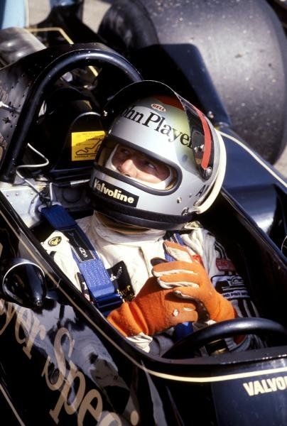 Mario Andretti (USA) Lotus 78 took pole and led from start to finish to win the opening race of the season. Argentinean Grand Prix, Buenos Aires, 15 January 1978. Ford 79, Spanish Grand Prix, Indy Car Racing, Lotus F1, Mario Andretti, Lotus Car, Racing Helmets, Motorsport Photography, F1 Racing