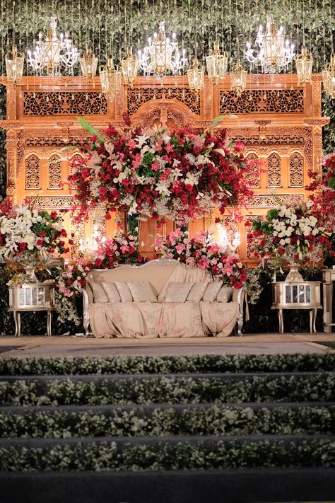 Gebyok Jawa Dekorasi, Wedding Ceiling Decorations Flowers, Background Nikah, Pelamin Outdoor, Javanese Wedding Decoration, Pelaminan Jawa, Pelaminan Rustic, Wedding Ceiling Decorations, Orange Wedding Themes