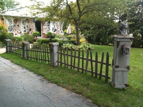 Fence Board Halloween Projects, Diy Cemetary Entrance, Diy Graveyard Fence, Halloween Cemetery Ideas, Cemetery Columns, Graveyard Fence, Cemetery Fence, Cemetery Entrance, Halloween Fence