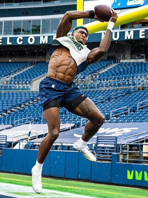 Muscular football player showing off his amazong six pack and huge muscles while catches a football ball wearing tights and showing his muscular legs as well Huge Muscles, Confident Men, Dk Metcalf, Muscular Legs, The Locker Room, Football Ball, Six Pack, A Football, Locker Room