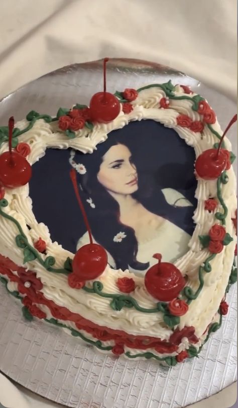 Chief Keef Birthday Cake, Lana Cake Ideas, Lana Del Rey Heart Cake, Lana Del Rey Bday Cake, Lana Del Ray Birthday Cake, Lana Birthday Party, Lana Del Rey Cake Aesthetic, Lana Birthday Cake, Lana Del Rey Cake Birthday Ideas