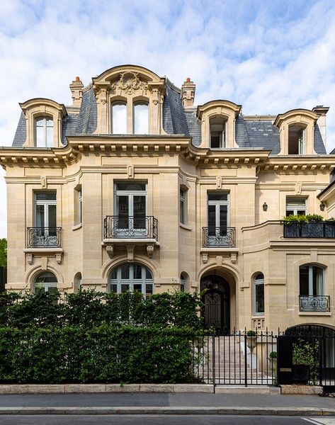 Hotel Particulier Paris, Malfoy Manor, Old Money House, Architecture Styles, Townhouse Exterior, Classical House, Paris Home, Old Paris, French Architecture