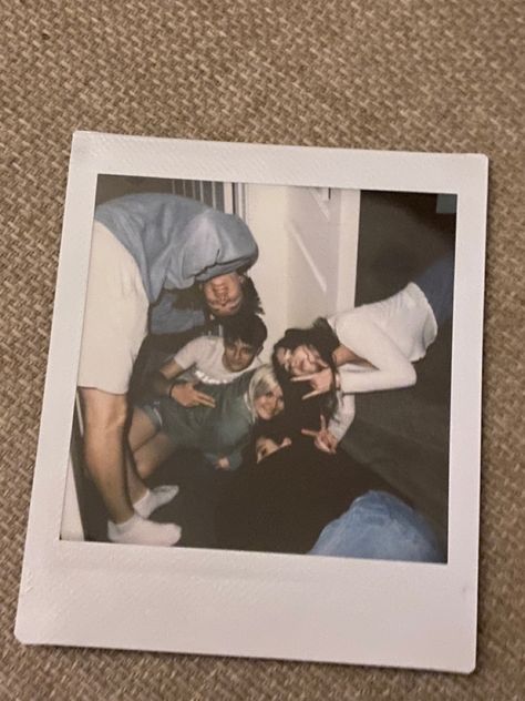 Friend Pictures Polaroid, Vintage Best Friends Aesthetic, Polaroid With Friends Aesthetic, Polaroids Of Friends, Teenage Family Aesthetic, Vintage Aesthetic Polaroid, Retro Polaroid Aesthetic, Friends Are Family Aesthetic, Friends Family Aesthetic