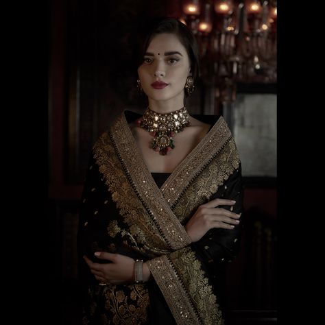 Black Benarasi saree accessorised with a stunning uncut diamond necklace. The necklace is strung together with emeralds, tourmalines, Japanese cultured pearls, turquoise and coral beads. Jewellery Courtesy: Sabyasachi Heritage Jewelry For all jewellery related queries, kindly contact sabyasachijewelry@sabyasachi.com #Sabyasachi #SpringSummer2018 #SS18 #DestinationWeddings #SabyasachiJewelry #TheWorldOfSabyasachi @bridesofsabyasachi शादी की तस्वीरें, Sabyasachi Sarees, Pengantin India, Nikkah Dress, Indian Bridal Fashion, Indian Bridal Outfits, Stylish Sarees, Indian Wedding Outfits, Indian Designer Outfits