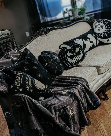 Gothic Room Ideas, Goth Apartment, Gothic Homes, Horror Room, Goth Houses, Gothic Decor Bedroom, Gothic Room, Beautiful Sofa, Spooky House