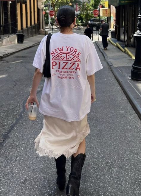 Slip Skirt Tshirt Outfit, Vintage Tee Street Style, Street Style Oversized Shirt, White Tee Street Style, Slip Skirt Oversized Shirt, Oversize Tshirt Dress, Oversized Shirt And Cowboy Boots, Oversized Tees Outfit, Oversized Shirt And Long Skirt