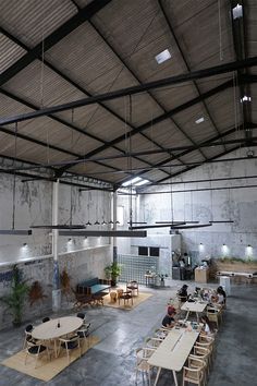 Modern Industrial Aesthetic, Factory Aesthetic, Design Office Interior, Medical Office Interior, Office Interior Design Ideas, Warehouse Interior, Urban Industrial Decor, Asma Kat, Light Colored Furniture