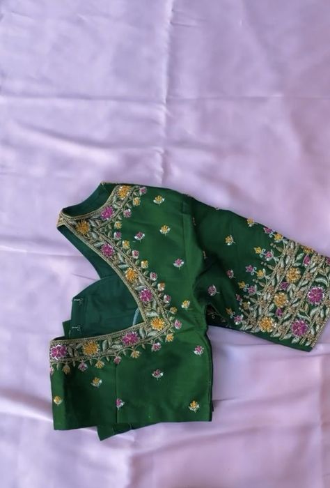 Wrk Blouses, Embroidery Blouse Saree, Maggam Work Blouse Design, Blouse Design Aari Work, Maggam Blouses, Pink Blouse Designs, Blouse Works, Embroidery Embellishments, Maggam Work Blouse