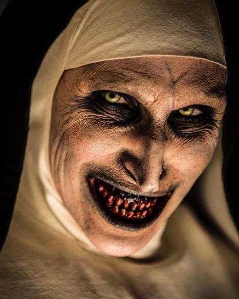 The Nun (2018) Wallpapers Horror, Bonnie Aarons, Scary Wallpapers, Entrada Halloween, Horror Wallpapers, Scary Meme, Funny Facebook Cover, Haunted Photos, Bird Tattoo Neck