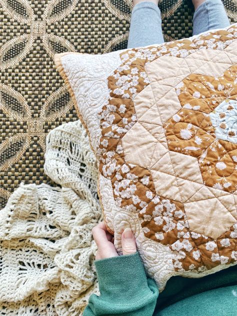 Patchwork, Couture, How To Quilt A Pillow Cover, Free Quilt Pillow Patterns, Pillow Blanket Pattern, Quilt Square Pillow, Quilt Block Pillow, Free Quilted Pillow Patterns, Diy Quilt Pillow