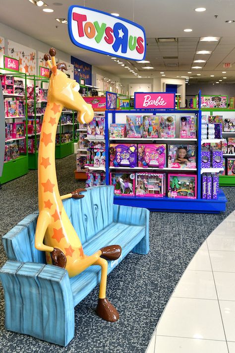 Toys R Us Nostalgia, Toy Store Aesthetic, Mall Bloxburg, Toys R Us Giraffe, Facade Store, 2024 Activities, Display Toys, Us Aesthetic, Store Exterior