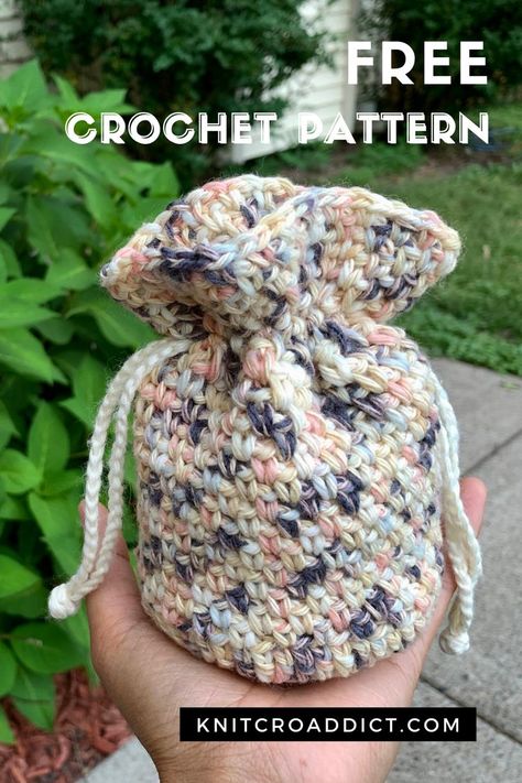 Free crochet mini drawstring pouch pattern and video tutorial. This pouch is super cute and easy to make, and it doesn't take much time. It's perfect little gift idea for the holidays. Amigurumi Patterns, Crochet Gift Pouch Free Pattern, Crochet Drawstring Purse Pattern Free, Drawstring Pouch Crochet Pattern Free, Cute Crochet Gifts Ideas, Crochet Gift Bag Pattern Free, Small Crochet Pouch Bag, Crocheted Drawstring Bag Pattern Free, Crochet Gift Pouch