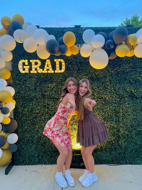 graduation party | photo wall | poses | friends Grad Picture Backdrop, Graduation Party Photo Wall, Cute Graduation Party Ideas Decorations, Graduation Party Ideas Photo Booth, Graduation Party Ideas Aesthetic Green, Grad Party Background, Grad Photo Board, Grad Party Photo Backdrop Ideas, Photo Wall Grad Party