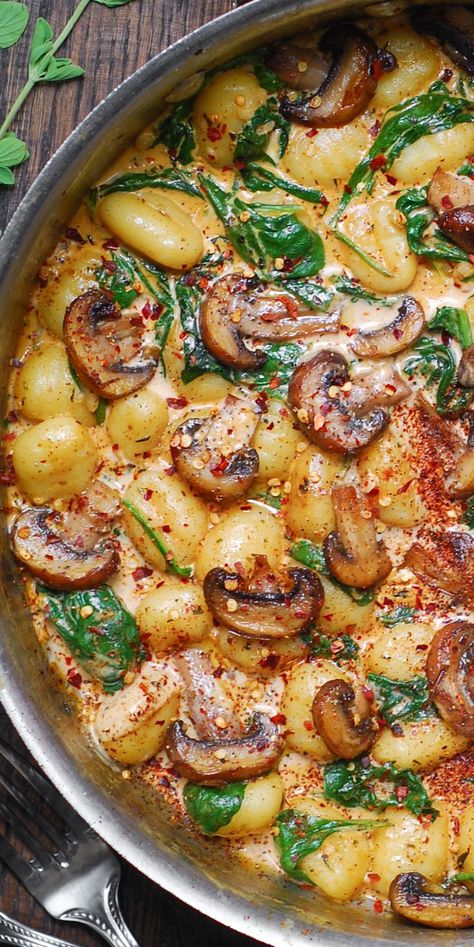 Creamy Spinach and Mushroom Gnocchi with Garlic and Smoked Paprika Cream Sauce in a stainless steel pan. Vegetarische Diners, Mushroom Gnocchi, Gnocchi Dishes, Mushrooms And Spinach, Spinach And Mushroom, Spinach Tomato, Mushroom Recipe, God Mad, Gnocchi Recipes