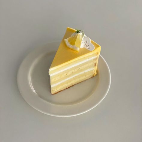 Essen, Yellow Foods, Think Food, Deilig Mat, Piece Of Cake, Cute Desserts, Yellow Aesthetic, Sweet Cakes, Mellow Yellow