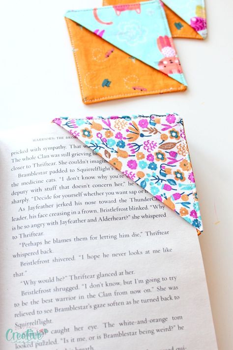 Learn how to sew corner bookmarks from fabric scraps in just minutes! Ideal for book lovers and sewing fans. See all the easy details here! Make Corner Bookmarks, Fabric Corner Bookmarks, Kids Fathers Day Crafts, Flower Fabric Pattern, Christmas Sides, Sewing Christmas Gifts, Corner Bookmark, Thanksgiving Projects, Mug Rug Patterns