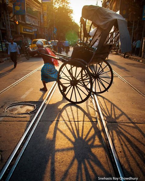 Follow @india_pixelz // Vibes Of Calcutta // 〰️〰️〰️〰️ Shot b India Street, Indian Museum, City Life Photography, Bengali Art, Amazing India, India Photography, Creative Photography Techniques, Indian Photography, World Photography