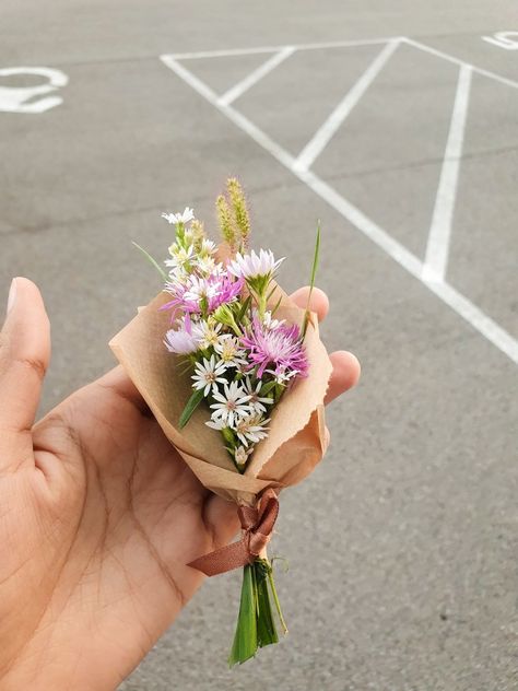 Wild flowers in an arrangement tied together with a small brown ribbon and brown paper to make a mini boquetes. Flower Ideas For Boyfriend, Bouquet Of Flowers For Best Friend, Cute Flower Bouquets Simple, Small Buque Ideas, Diy Mini Flower Bouquets, Small Flower Bouquet Gift, Small Bouquet Ideas, Small Wildflower Bouquet, Small Flowers Bouquet