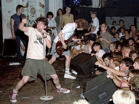 Circle Jerks Band, Hardcore Outfits, Circle Jerks, Bus Seat, The Distillers, Midwest Emo, Punk Scene, Hardcore Punk