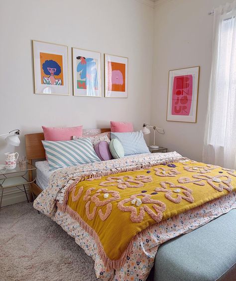 Small Bedroom Ideas Eclectic, Aesthetic Colorful Bedroom, Colorful Bedroom Aesthetic, Modern Colorful Bedroom, Eclectic Bedroom Ideas, Colorful Eclectic Bedroom, Cream Bedroom, Pink And Sage Green, Bedroom Dark