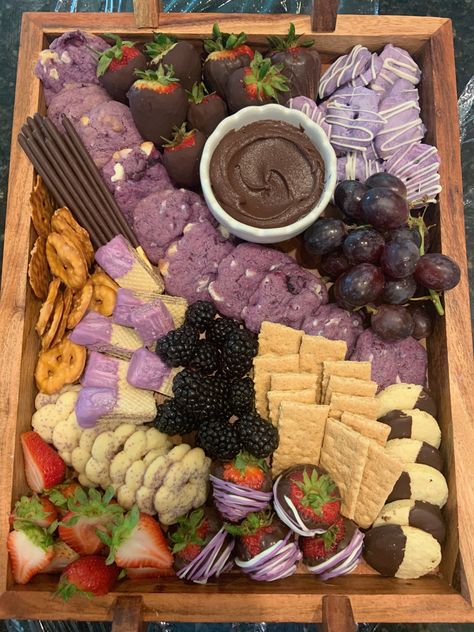 Purple Platter Food, Essen, Purple Snacks Aesthetic, Purple Themed Snack Board, Speak Now Food Board, Speak Now Charcuterie Board, Purple Themed Sleepover, Speak Now Snacks, Purple Food Tray Ideas