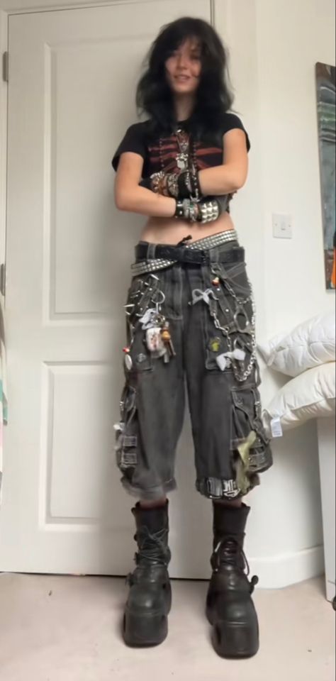 Punk Overalls Outfit, Thrifted Punk Outfits, Cool Alternative Outfits, Punk Tomboy Outfits, Punk 80s Outfits, Plus Size Harajuku Fashion, Alternative Punk Fashion, Mall Goth Summer Outfits, Goth Tomboy Outfit