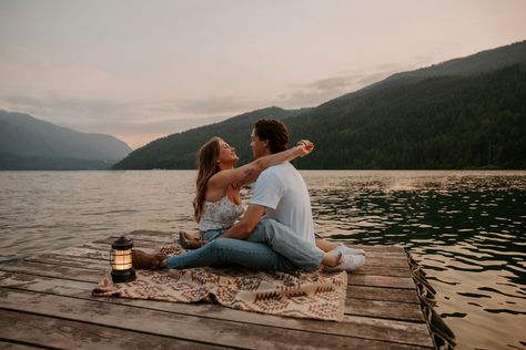 Aesthetic Summer Photoshoot, Couple Photoshoot Instagram, Romantic Lake Photoshoot, Lake View Couple Shoot, Lake Fall Photoshoot, Fall Lake Pictures, Lake Pictures By Yourself Instagram, Couples Lake Photoshoot Outfits, Engagement Photos In Water Rivers