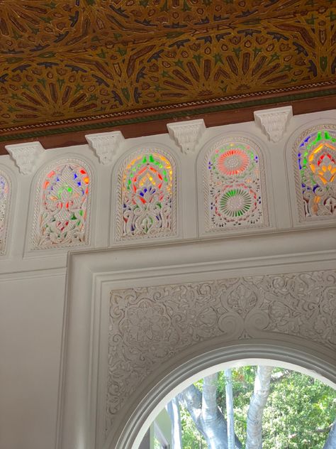 Ceiling Painting, Middle Eastern Home Decor, Doorway Moulding, Luxury Future, Arabic Interior Design, Museum Of Islamic Art, Arched Doorway, Painted Ceilings, Doris Duke