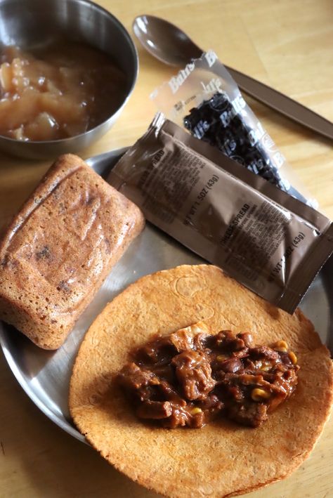 Best MRE Meals: Meals Ready to Eat - Military food rations are surprisingly tasty. I'll walk you through all the best MRE meals, I've tried them all! Whether you're looking for survival food kits or camping food ideas, ready to eat meals are a good choice. emergency preparedness | prepper pantry list | prepper ideas for beginners Army Food Meals, Military Camp Food, Military Food In The Camp, Mre Meals Diy, Mre Food Military, Mres Food, Diy Mre Meals, Man Eating Food, Prepper Pantry List