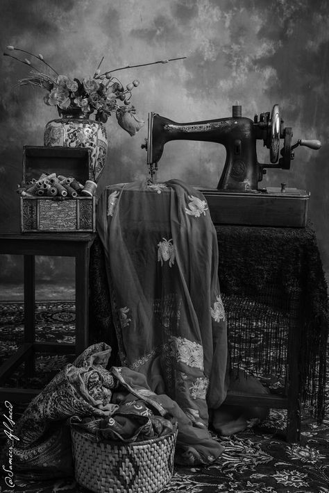 Vintage Sewing Machine in B&W Sewing Machine Photo, Sewing Aesthetic Photography Vintage, Sewing Dark Aesthetic, Sewing Machine Aesthetic Photography, Sewing Machine Astethic, Vintage Sewing Machine Aesthetic, Tailor Shop Aesthetic, Vintage Seamstress Aesthetic, Tailor Aesthetic Vintage