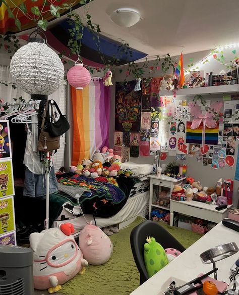 cute cluttered room Overdecorated Room, Weirdcore Room Ideas, Aesthetic Rooms Bedrooms, Room Ideas Maximalist, Therian Room Ideas, Weird Core Room, Alt Room Ideas, 2010 Room, Weirdcore Room