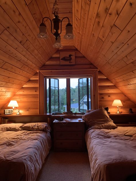 Cabin House Bedroom Ideas, Beds In Loft Area, Cozy Cabin Small, Loft Cabin Interior, Log Cabin Interior Ideas Bedroom, Small Cabin Room Ideas, Pretty Cabin Houses, Log Cabin Loft Ideas Spaces, Log Cabin Homes Bedroom