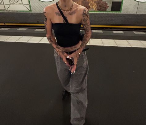 Tattoo Appointment Outfit, Tattoo Artist Outfit, Underground Style, Hailey Baldwin Street Style, Alternative Aesthetic, Palaye Royale, Queer Fashion, Artist Outfit, Aesthetic Fits