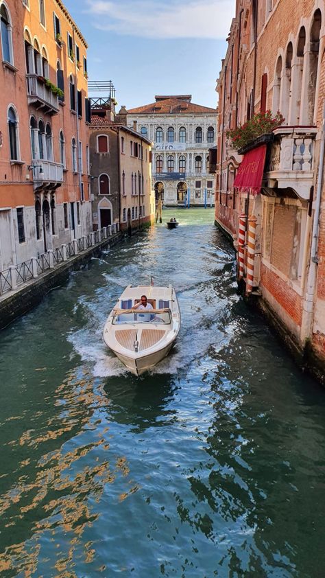 Boat In Venice, Boats In Italy, Boat Italy Aesthetic, Vinece Italy, Venice Boat Ride, Italian Boat, Venice Italy Aesthetic, Italy People, Pasta And Wine