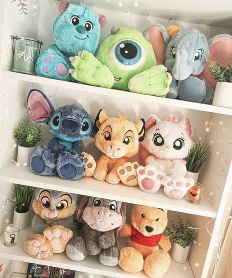 Disney Stuffed Animals, Cute Squishies, Disney Rooms, Disney Plush, Pinturas Disney, Disney Aesthetic, Disney Home, Dessin Adorable, Cute Stuffed Animals