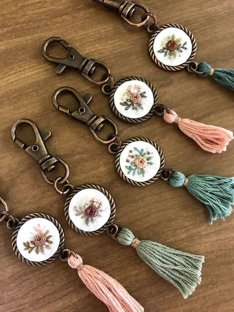 Diy Embroidery Keychain, Embroidery Vendor Booth, Embroidered Jewelry Diy, Hand Embroidered Items To Sell, Small Things To Embroider, Embroidery Keychain Ideas, Embroidery Keychain Diy, Mini Embroidery Patterns, Tassen Hanger