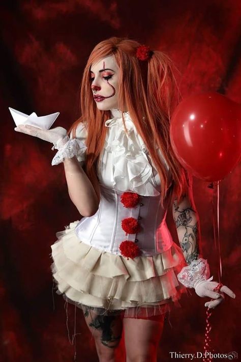 Sweet Pennywise Halloween Costume, Pennywise Cosplay, Clown Halloween Costumes, Joker Halloween, Female Clown, Diy Costumes Kids, Jessica Nigri, Halloween Costume Outfits, A Clown