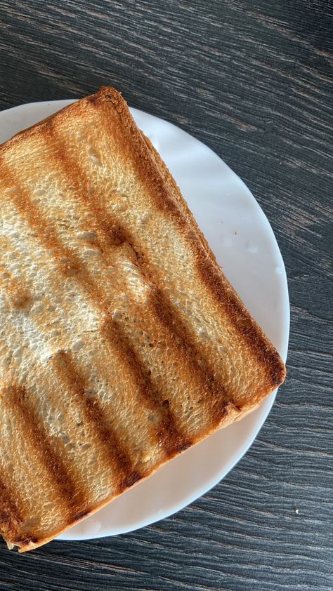 Morning routine aesthetics breakfast wallpaper toast Lip Treatments, Essen, Toastie Aesthetic, Toast Wallpaper, Breakfast Wallpaper, Toast Aesthetic, Rye Toast, Breakfast Toast, Aesthetic Indie