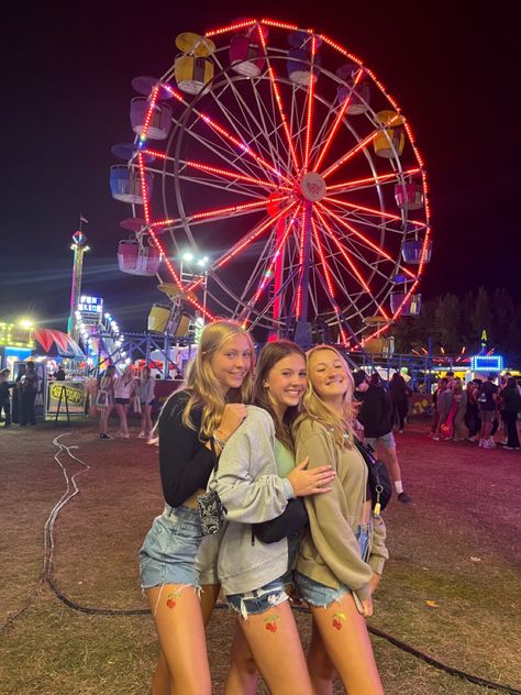 Fair Fit Ideas, Carnival Pics With Friends, Cute Fair Outfits Summer, Carnival With Friends, Fair Pics With Friends, Fair Photo Ideas, Town Fair Outfit, Fair Pictures Friends, Fair Outfits Carnival