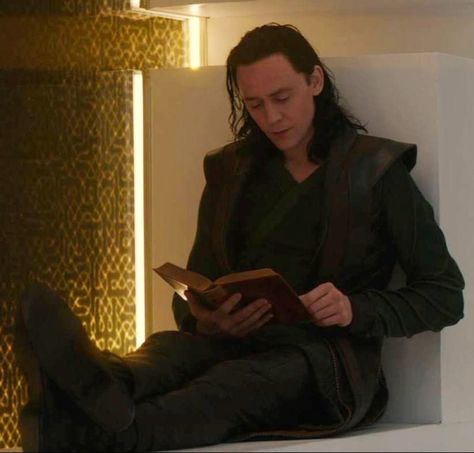 Loki Thor The Dark World. Most beautiful thing I've ever seen. Loki reading a book. Loki And Sigyn, Marvel Wall Art, Loki Aesthetic, Marvel Coloring, Loki Avengers, Marvel Wall, Dark World, Marvel Photo, The Dark World